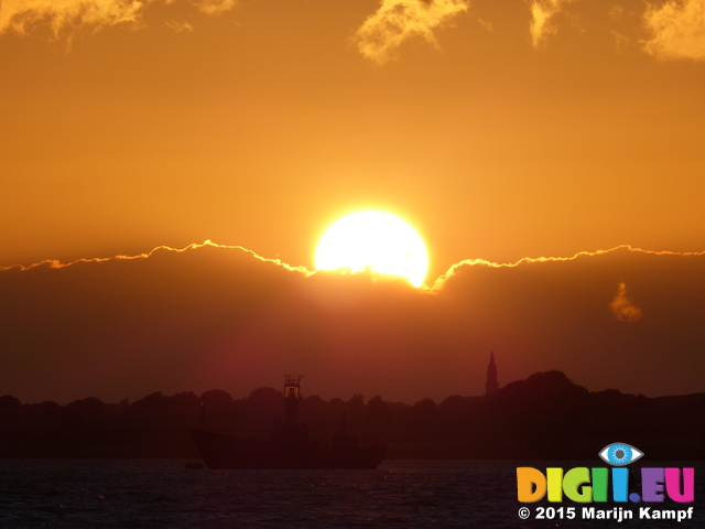 FZ019512 Sunset over lighthouse boat Harwich harbour